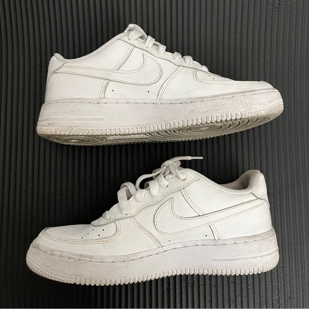 White Nike Air Force 1 LE Big Kids' Shoes
